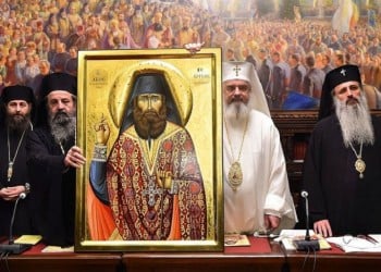 Ο μακαριστός Παύλος (δεύτερος από αριστερά) και ο Πατριάρχης Ρουμανίας Δανιήλ (δεύτερος από δεξιά) με την εικόνα του Αγίου Γεωργίου Καρσλίδη (φωτ.: Μητρόπολη Δράμας)