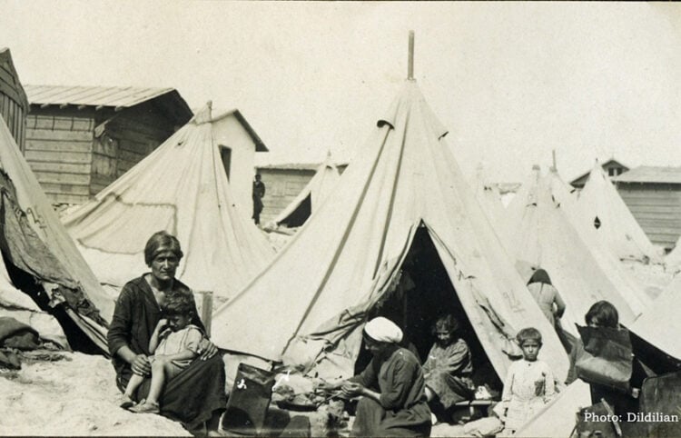 Σκηνές προσφύγων στην Κοκκινιά, με το φακό των Αρμένιων φωτογράφων Διλδιλιάν (πηγή: Έκθεση «Αρμένιοι Φωτογράφοι της Νίκαιας 1922-1960» στη Δημοτική Πινακοθήκη Νίκαιας - Αγ. Ι. Ρέντη)