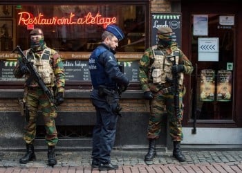 Ο τρόμος καλά κρατεί στις Βρυξέλλες – Άφαντος ακόμα ο κύριος ύποπτος για τις επιθέσεις στο Παρίσι