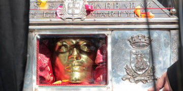 Το ιερό λείψανο της Αγίας  Βαρβάρας στον Πειραιά, την Κυριακή 24 Μαΐου 2015 (φωτ.: ΑΠΕ-ΜΠΕ / Παντελής Σαΐτας)