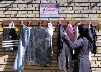 Ιράν: «Ο τοίχος της καλοσύνης» ντύνει αστέγους και συγκινεί (φωτο)