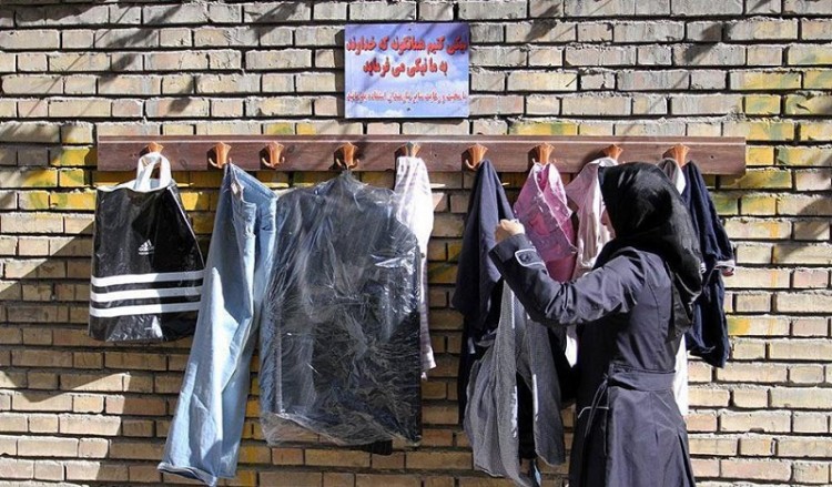 Ιράν: «Ο τοίχος της καλοσύνης» ντύνει αστέγους και συγκινεί (φωτο)