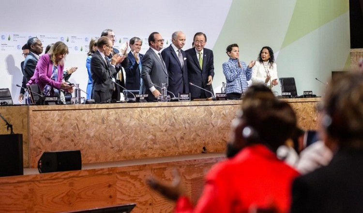 Παρίσι: 195 χώρες ενέκριναν τη συμφωνία για την κλιματική αλλαγή