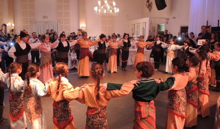 Ο ετήσιος χορός της Ένωσης Ποντίων Μενεμένης σε 10 φωτογραφικά στιγμιότυπα