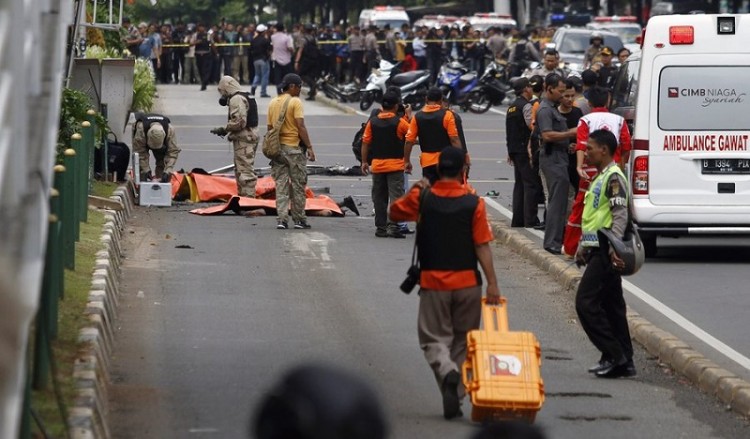 Επίθεση με βόμβες και όπλα στην Τζακάρτα – Η Ινδονησία ήταν στο στόχαστρο του ΙΚ