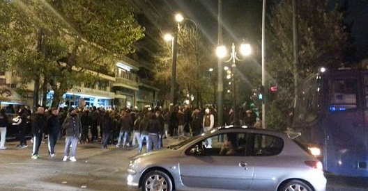 Συλλαλητήριο οπαδών του Παναθηναϊκού στα γραφεία του ΣΥΡΙΖΑ