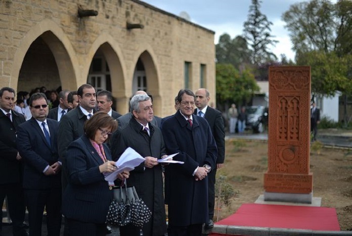 Ένας πέτρινος σταυρός, το σύμβολο φιλίας Κύπρου-Αρμενίας (φωτο)