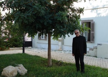 Ο Πόλυς Κυριάκου φωτογραφημένος στον κήπο του pontosnews.gr, όπου πλέον στεγάζεται η Εύξεινος Λέσχη Αθηνών (φωτ.: Χριστίνα Κωνσταντάκη)