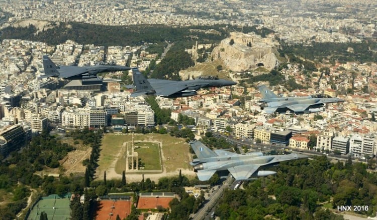 11 εντυπωσιακές φωτογραφίες από την πτήση των μαχητικών πάνω από την Αθήνα