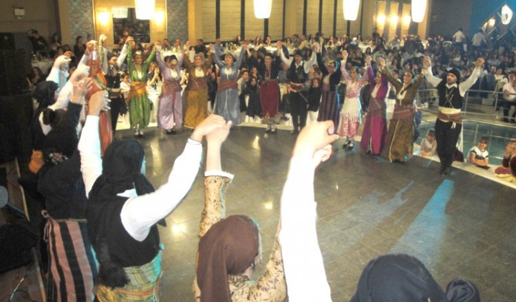 Εκατό χορευτές επί σκηνής στον ετήσιο χορό του «Εύξεινου Πόντου» Κομοτηνής! (φωτο-βίντεο)