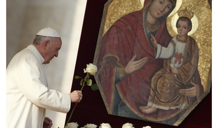 Ο Πάπας και τα τριαντάφυλλα στα χρώματα της ελληνικής σημαίας
