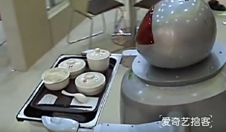 Κίνα: Τα ρομπότ έχασαν τη μάχη ως…σερβιτόροι (βίντεο)