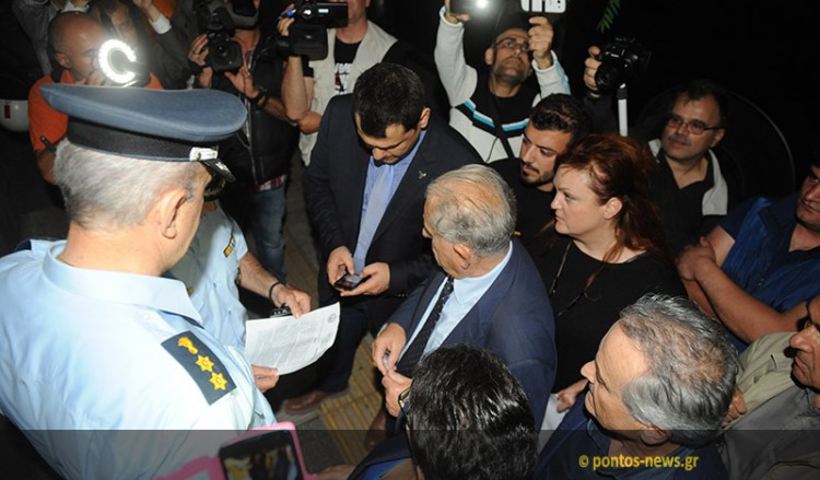 Η αστυνομία απαγόρευσε στους Πόντιους να θυροκολλήσουν ψήφισμα στην πρεσβεία και το προξενείο της Τουρκίας (φωτο)
