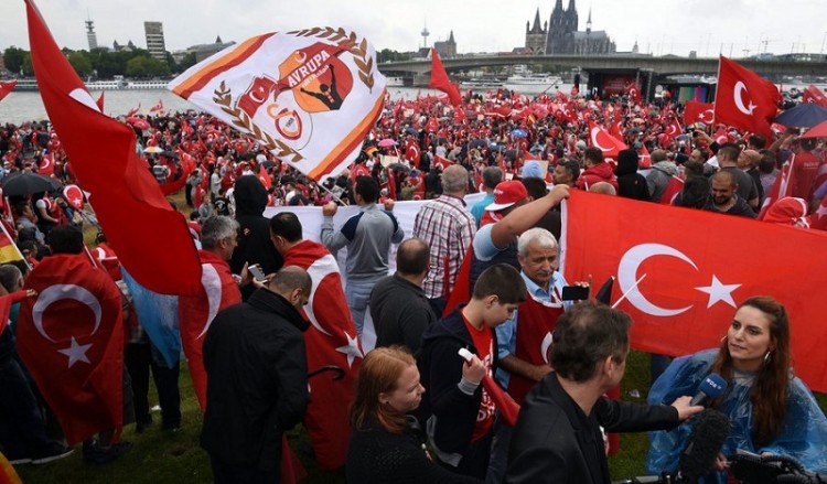 Focus: 50.000 διαδηλωτές υπέρ του Ερντογάν στην Κολωνία