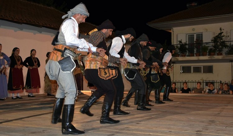 Οι Πόντιοι γιόρτασαν με χορούς την ημέρα της Αγίας Παρασκευής στο Ψυχικό (φωτο)