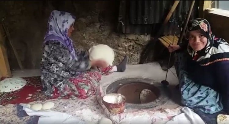 Το ψήσιμο του ψωμιού στο Ουζουνγκιόλ-Σαράχο (βίντεο)