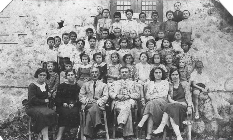 Δημοτικό Σχολείο Αψάλου, 1936. Από αριστερά οι εκπαιδευτικοί: Φελέκη, Αλεξίου, Παρασκευόπουλος, Χωματίδου, Μαυρομάτη. Τη φωτογραφία παραχώρησε ο Κοσμάς Τσίναλης