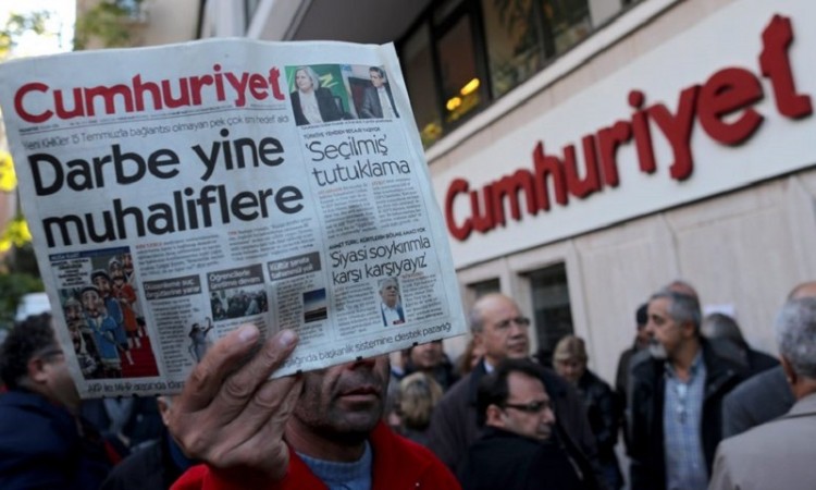 Τουρκία: Προφυλακίστηκαν και εννέα δημοσιογράφοι της «Cumhuriyet»