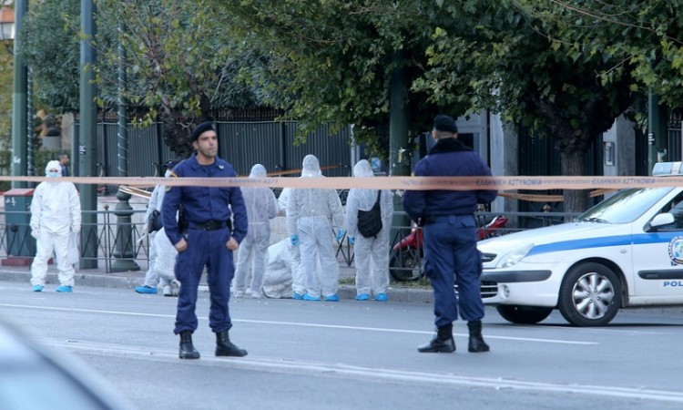 Τρομοκρατική επίθεση στη γαλλική πρεσβεία με τραυματία