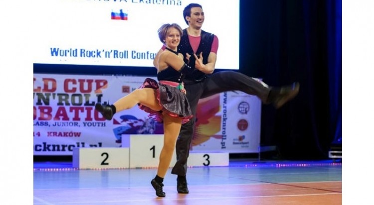 Η κόρη του Πούτιν σε διαγωνισμό χορού με άλλο όνομα (βίντεο)