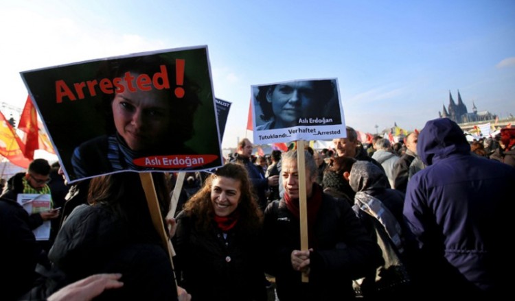 Χιλιάδες Κούρδοι κατά Ερντογάν στην Κολωνία (βίντεο)