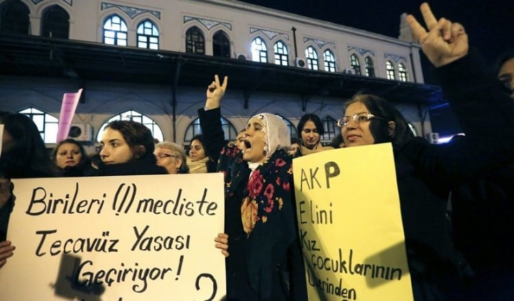 Τουρκία: Αποσύρθηκε ο νόμος που αθωώνει τους βιαστές
