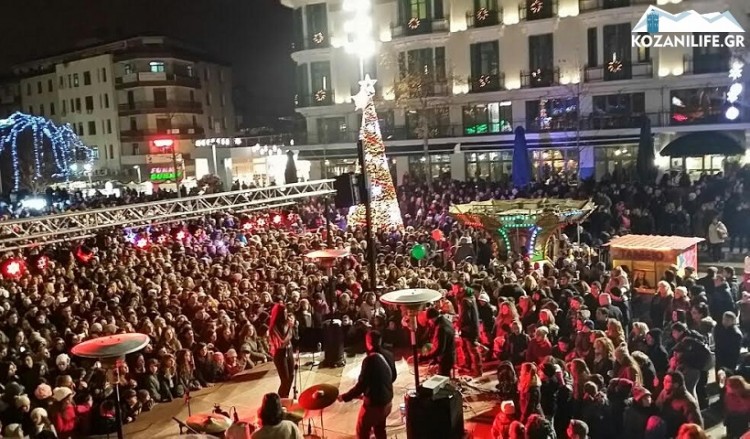 Στην Κοζάνη άναψε το χριστουγεννιάτικο δέντρο – Σε εορταστικούς ρυθμούς η πόλη