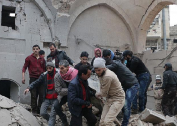 Δεκάδες νεκροί από βομβαρδισμό τεμένους στη βόρεια Συρία