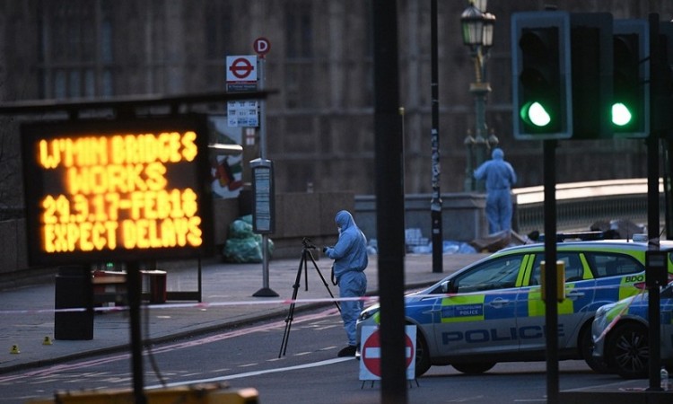«Ισλαμιστής τρομοκράτης» πίσω από τις επιθέσεις στο Λονδίνο (βίντεο)
