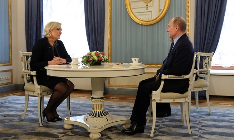Αιφνιδιαστικά στη Μόσχα η Λεπέν – Συναντήθηκε με τον Πούτιν