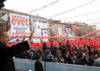 Kόκκινο από το Παρίσι στην επιστροφή της θανατικής ποινής στην Τουρκία