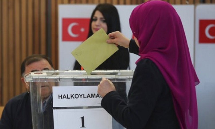 Ψηφίζουν οι Τούρκοι της Γερμανίας για το δημοψήφισμα της 16ης Απριλίου