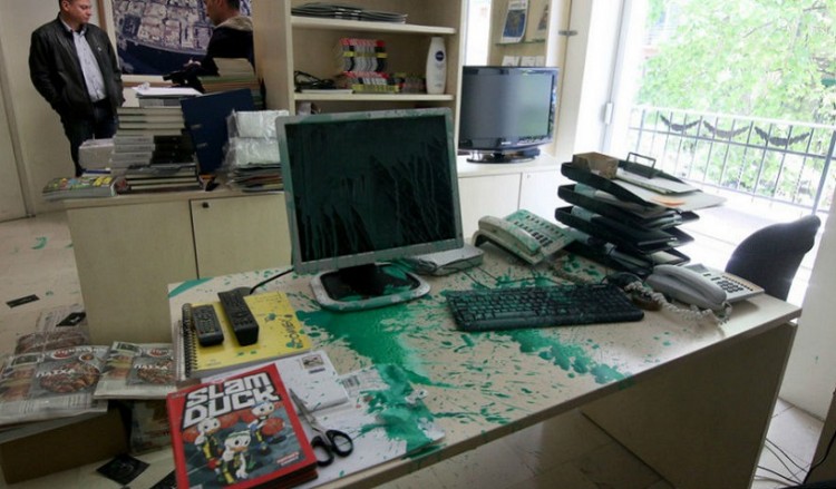 Επίθεση με μπογιές στα γραφεία της Καθημερινής στη Θεσσαλονίκη (φωτο)