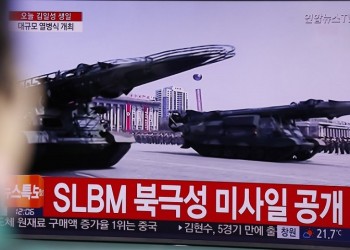 Επίδειξη δύναμης από τη Βόρεια Κορέα – Παρουσίασε βαλλιστικούς πυραύλους που εκτοξεύονται από υποβρύχια (φωτο, βίντεο)