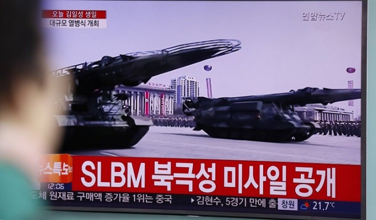 Επίδειξη δύναμης από τη Βόρεια Κορέα – Παρουσίασε βαλλιστικούς πυραύλους που εκτοξεύονται από υποβρύχια (φωτο, βίντεο)