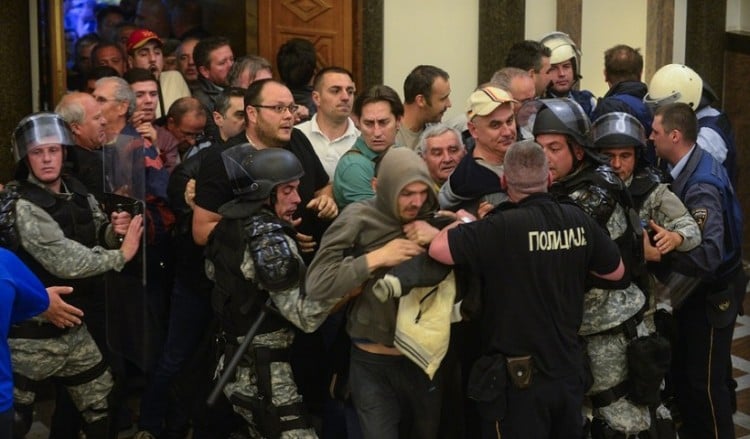 Έκρυθμη η κατάσταση στα Σκόπια - Εισβολή οπαδών του Γκρούεφσκι στη Βουλή (φωτο, βίντεο)