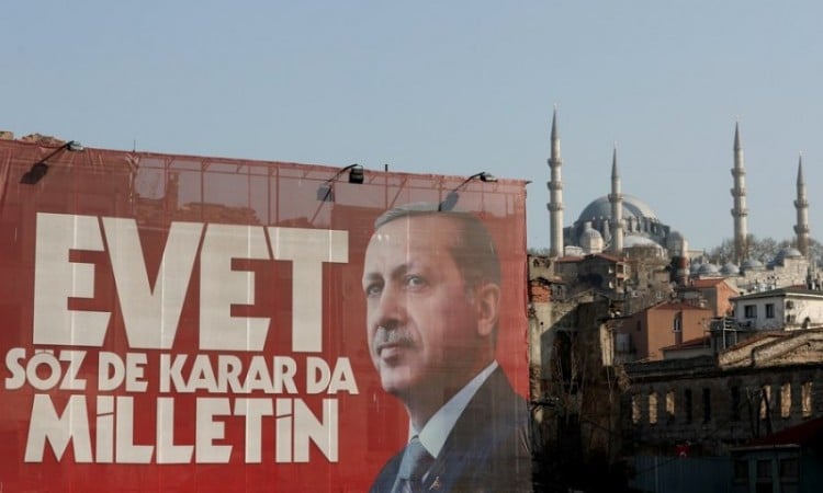 Η Τουρκία ενώπιον ενός ιστορικής σημασίας δημοψηφίσματος – Άνοιξαν οι κάλπες