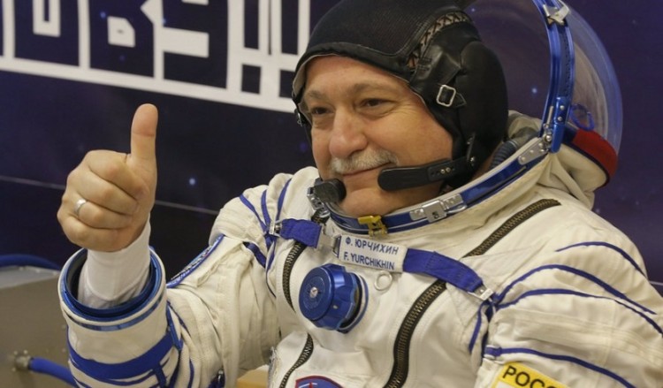 Ο Θεόδωρος Γιουρτσίχιν λίγο πριν από την «απογείωσή» για το 5ο διαστημικό του ταξίδι (φωτ.: EPA / Sergei Ilnitsky)