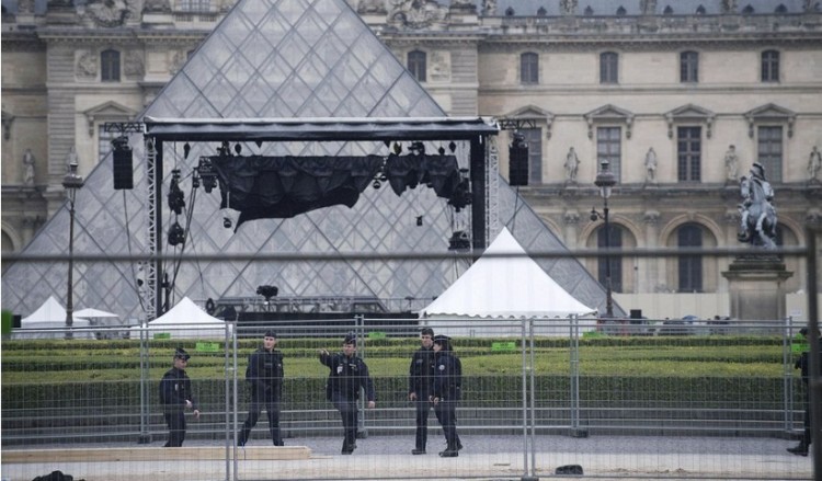 Συναγερμός στη Γαλλία – Εκκενώθηκε η πλατεία στο Λούβρο
