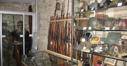 Επτά τόνοι όπλων και πυρομαχικών στο σπίτι του προέδρου του Μουσείου Ειρήνης
