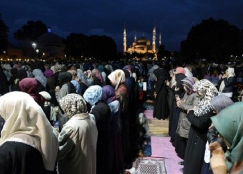 Φανατικοί μουσουλμάνοι προσευχήθηκαν μπροστά στην Αγία Σοφία (βίντεο)