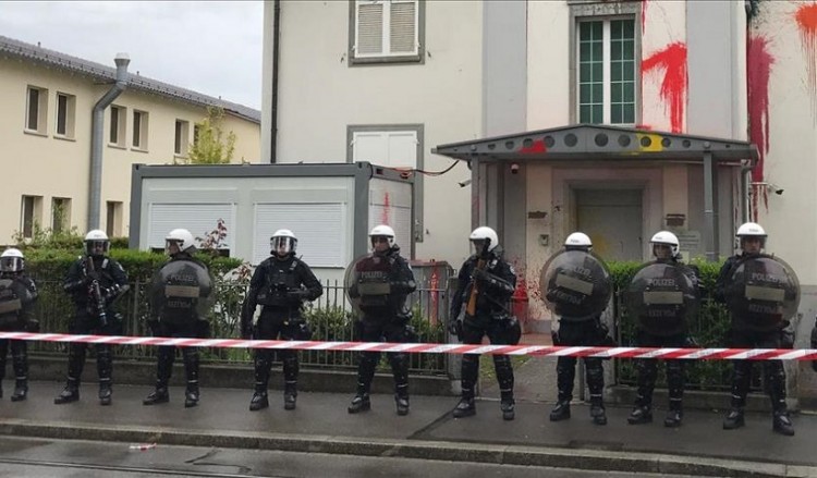 Eπίθεση στο τουρκικό προξενείο στη Ζυρίχη (φωτο)
