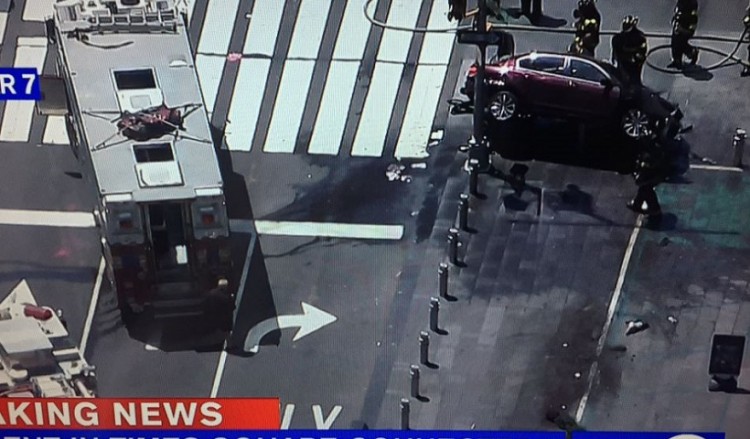 Αυτοκίνητο έπεσε πάνω σε πεζούς στη Νέα Υόρκη
