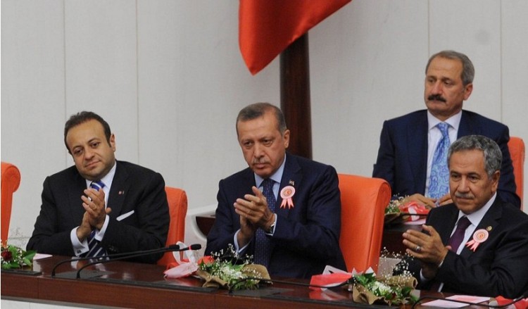 Συνελήφθη ο γαμπρός του πρώην αναπληρωτή πρωθυπουργού της Τουρκίας Μ. Αρίντς