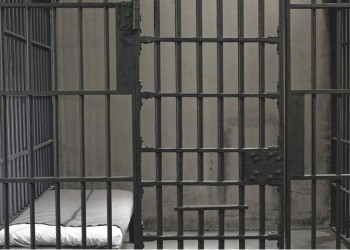 Κρεμασμένη στο κελί της βρέθηκε 35χρονη κατηγορούμενη για το θάνατο του πατέρα της