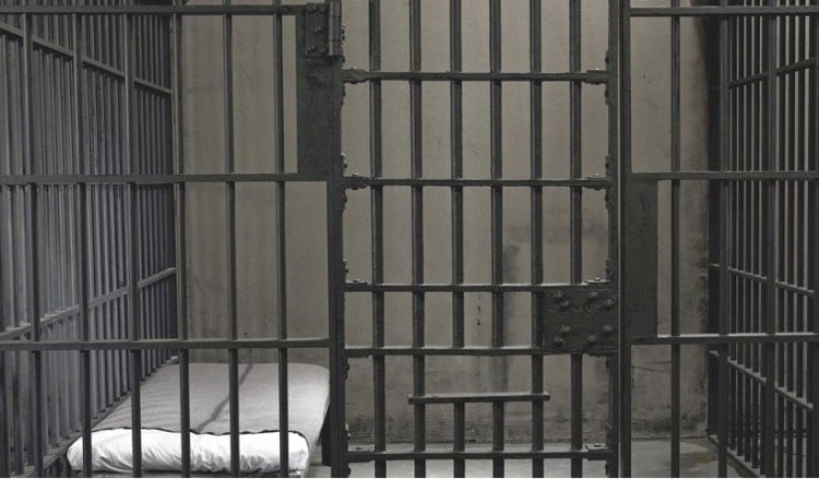 Κρεμασμένη στο κελί της βρέθηκε 35χρονη κατηγορούμενη για το θάνατο του πατέρα της