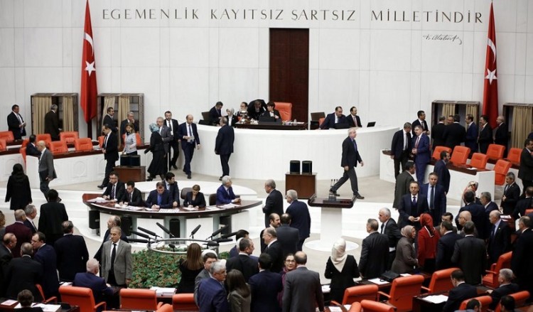 Τουρκία: Ψηφίστηκε ο εκλογικός νόμος που «επιτρέπει» τη νοθεία