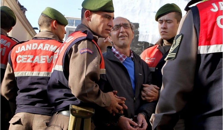 Συνελήφθη στην Ισπανία ο συγγραφέας Ντογάν Ακανλί