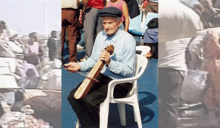 Ο ηλικιωμένος λυράρης Δημήτρης Μαβίδης έπαιζε το θρήνο της Άλωσης την ώρα που το πλοίο περνούσε τα Στενά (εικ.: Χριστίνα Κωνσταντάκη)