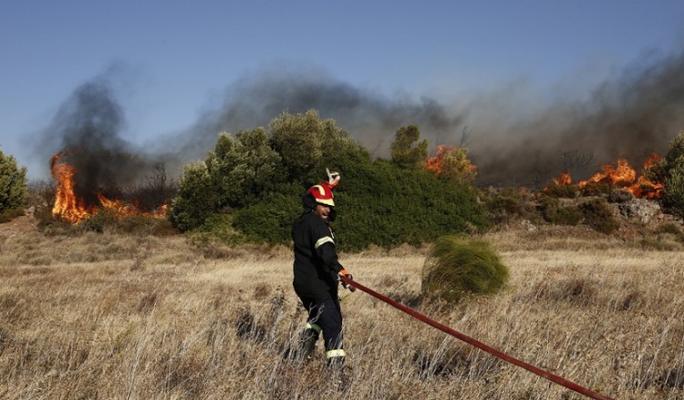 Φωτιά στο Λαγονήσι: Τρεις πυροσβέστες με εγκαύματα, κινδυνεύουν οικισμοί